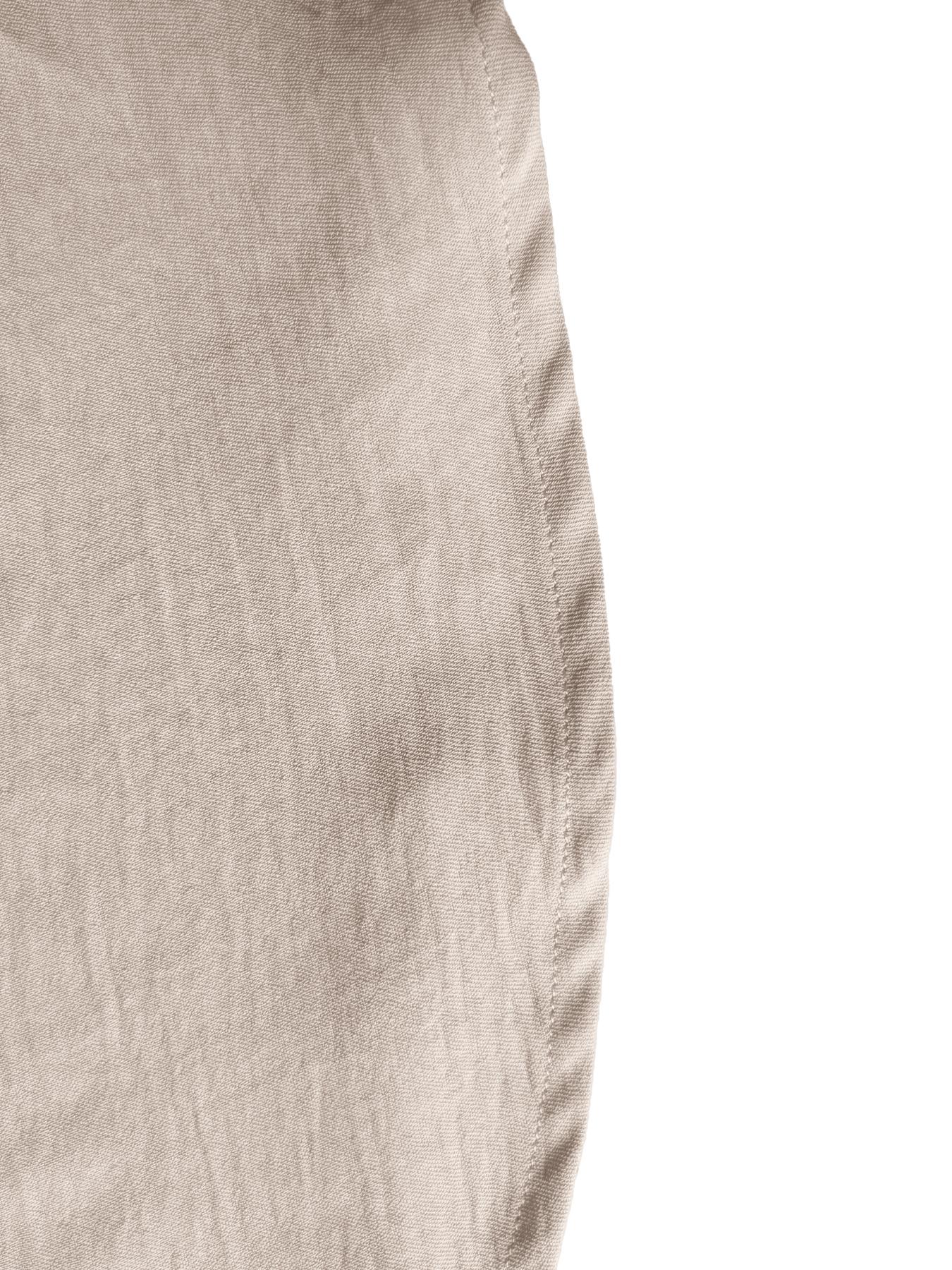 Női póló ráncolt ujjakkal és V-nyakkal, plus size méretekhez, elegáns virágmintával, kényelmes és stílusos, ideális hétköznapi viseletre.