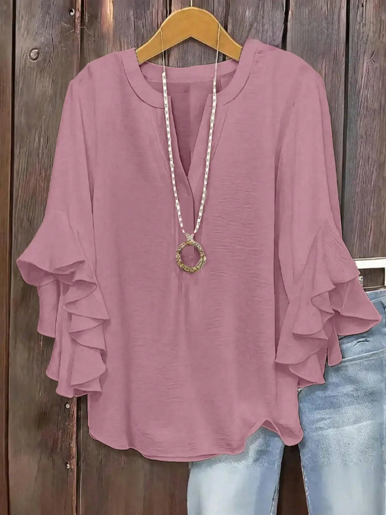 Női póló ráncolt ujjakkal és V-nyakkal, plus size méretekhez, elegáns virágmintával, kényelmes és stílusos, ideális hétköznapi viseletre.